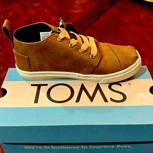 New BOYS TOMS Youth size 2